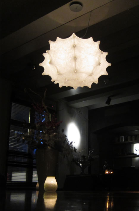 hanglamp boven een eettafel